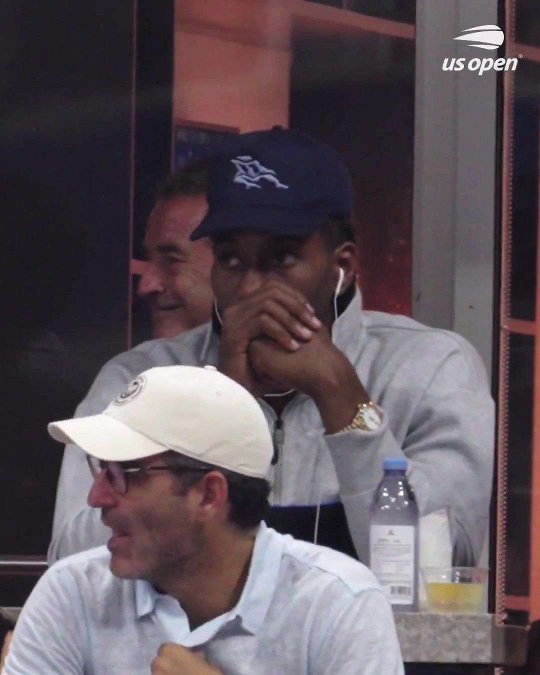 开云移动-身陷阴阳合同指控！莱昂纳德现身美网现场观赛 听歌点头略显惬意