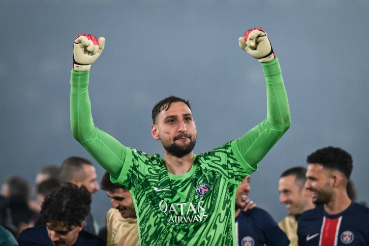 队报透露多纳鲁马继续随巴黎训练，曼联放弃争夺而曼城成为其潜在下家