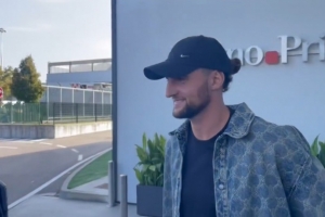 笑容满面！拉比奥特抵达米兰，并对镜头说了句“forza Milan”